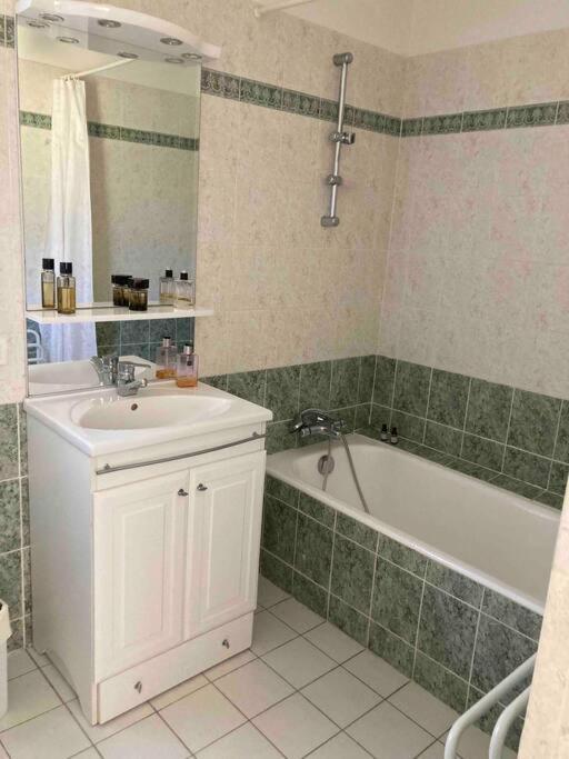 Provencale Dans Le Golfe De Saint Tropez * Grimaud